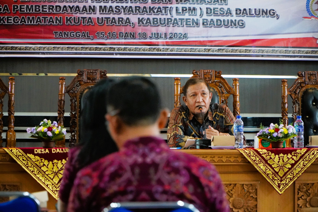 Pemaparan Materi Sistem Pengelolaan Parkir di Kabupaten Badung pada Hari Kedua Bimtek LPM Desa Dalung